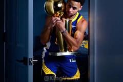 美國網(wǎng)友用AI惡搞：庫里偷走老詹15-16賽季冠軍獎杯，隨后被老詹親手逮捕