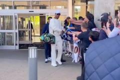 巴特勒在賽前簽了庫里的球衣。真英雄惺惺相惜