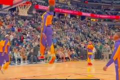 嗖一下就蹦老高！布朗尼接彪叔助攻，高飛劈扣