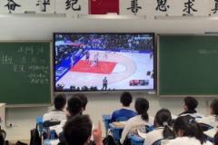 這老師太好了吧！老師在教室內大屏幕給學生播放火箭湖人大戰(zhàn)~