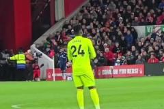 誰能想到前一秒奧納納還在看戲，后一秒埃蘭加一條龍就進球了