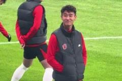 痞帥，網(wǎng)友拍到韋世豪對(duì)陣國安賽前熱身雙手插兜朝看臺(tái)微笑