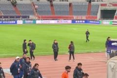 賽后球員離場(chǎng)時(shí)，球迷對(duì)著崔康熙喊下課！