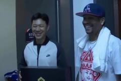 小艾很懂哈！艾弗森此前中國行給“沙書記”扮演者張豐毅贈(zèng)送禮物