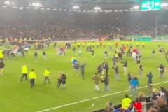 這就是足球！德丙球隊(duì)比勒菲爾德淘汰勒沃庫森，賽后球迷沖場慶祝