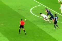 貝林厄姆的拼搶真是一絕！連續(xù)滑鏟，為隊(duì)友贏回球權(quán)！