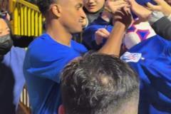 成就達(dá)成！吳曦已經(jīng)累計(jì)為申花出戰(zhàn)200場比賽！