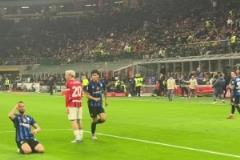 現(xiàn)場實拍：恰爾汗奧盧米蘭德比破門后選擇滑跪慶祝