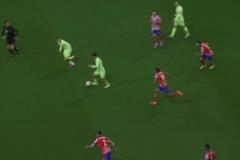 一氣呵成！亞馬爾連停帶過外圍抽射偏出球門！