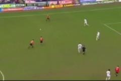 肉搏戰(zhàn)還記得庫伊特在德比戰(zhàn)中的這粒進(jìn)球嗎