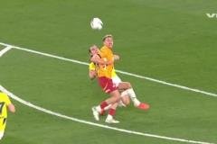 費(fèi)內(nèi)巴切防守漏洞百出！奧斯梅恩禁區(qū)內(nèi)得球爆射破門！