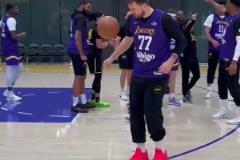 東契奇訓(xùn)練中展示足球技巧 頭球助攻自己命中三分球！