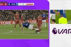 廢人動(dòng)作！塔科夫斯基解圍亮鞋釘飛鏟踢倒麥卡染黃！