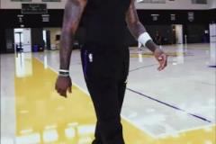 這個造型怎么樣？球迷P圖把詹姆斯的胡子“刮”掉了！