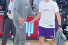 驚！湖人疑似出現(xiàn)內(nèi)訌 東契奇給里夫斯胸口來了一掌