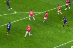 現(xiàn)場實拍：恰球王飛火流星擊穿邁尼昂，瞬間點燃藍(lán)黑擁躉