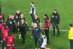 忍無可忍！現(xiàn)場視頻拍攝穆帥抓住對手教練鼻子全程！