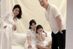 當時看著多幸福?。⒕S偉妻子曾在母親節(jié)曬一家人的親子照~