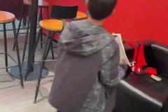 像不像看球的你！武磊帶兒子在白玉碗包廂看球，還得教兒子學(xué)數(shù)學(xué)