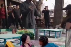 甲亢哥“調(diào)戲”小姐姐被打，重現(xiàn)《功夫夢(mèng)》經(jīng)典橋段