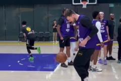 東契奇秀足球腳法，輕松自然，一看就是有天賦的