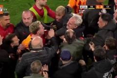 死敵！費(fèi)內(nèi)巴切vs加拉塔薩雷上演全武行！主裁判3張紅牌熄火！