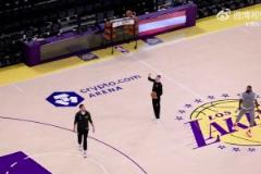 工作人員也不少~看詹姆斯的賽前準(zhǔn)備都做些什么吧