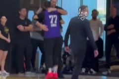 名宿來(lái)了大加索爾今日來(lái)到湖人訓(xùn)練館，與東契奇擁抱致意