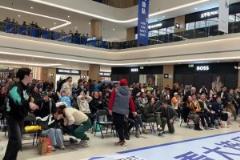 臥槽！大連商場(chǎng)內(nèi)眾人看馬萊萊點(diǎn)球不進(jìn)反應(yīng)