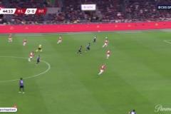 晃暈對手！萊奧禁區(qū)內(nèi)晃過防守打門被撲出！