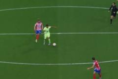 亞馬爾中場帶球直塞！拉菲尼亞禁區(qū)內(nèi)小角度打門被撲！