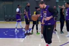 皇馬出品！東契奇訓練中秀了一波顛球 肩膀停球后飚進三分