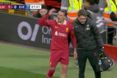 太冤了！努涅斯拼搶與皮克福德相撞倒地！被主裁出示黃牌無奈苦笑