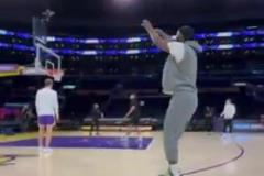 真可愛捏！詹姆斯今日背帶褲入場，熱身中圈三分哐哐進