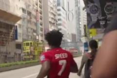 繃不住！甲亢哥一路追著公交車上的C羅這是超絕敏感肌！