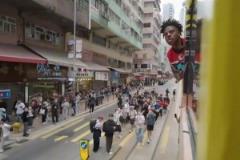 笑死！甲亢哥在公交上被對面駛來的公交車投喂香蕉