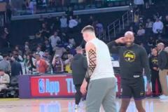 東契奇今天是把黑絲給套在手臂上了嗎？