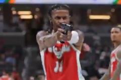 河里！網(wǎng)友惡搞：莫蘭特回防時(shí)突然掏手槍對(duì)著觀眾