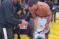 夢幻聯(lián)動(dòng)！庫里賽后和貝克漢姆擁抱 并送上原味簽名球衣