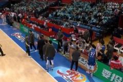 不滿裁判判罰！青島主帥劉維偉發(fā)脾氣瘋狂輸出狂噴吃T