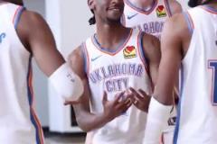 早早鎖定西部第一！雷霆全隊(duì)拍攝季后賽前全家福