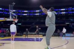 40歲的詹姆斯，穿著背帶褲出場，怎么這么喜感？