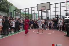 甲亢哥和“梅西”街頭1v1斗牛，進(jìn)球后對(duì)“梅西”一頓怒吼