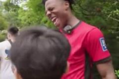 香港小朋友見(jiàn)到甲亢哥怒噴梅西：C羅是Goat！梅西是Shit