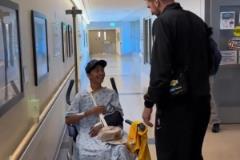 東契奇隨湖人隊(duì)前往醫(yī)院與病人友好互動(dòng)。