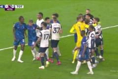 火爆！羅梅羅推倒科爾維爾引發(fā)兩隊(duì)沖突！主裁出示兩張黃牌熄火！