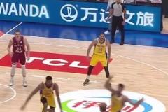 這音效太搞了！此刻球場(chǎng)上的球員們達(dá)成了莫名的默契！