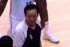 脾氣火爆！名場面：劉維偉不滿判罰，對裁判貼臉開大被罰出場！