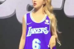 宋雨琦穿勒布朗的球衣真的很可愛(ài)??！