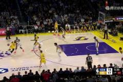 詹姆斯沖進內(nèi)線與庫明加碰撞！隨后受傷倒地痛苦久久未起身！